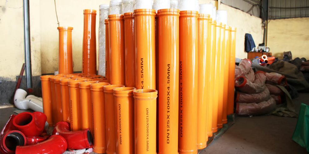 La bomba y tubos de hormigón Boom s